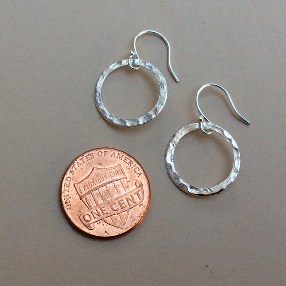 Handcrafted silver hammered circle Earrings - Picture 6 of 9